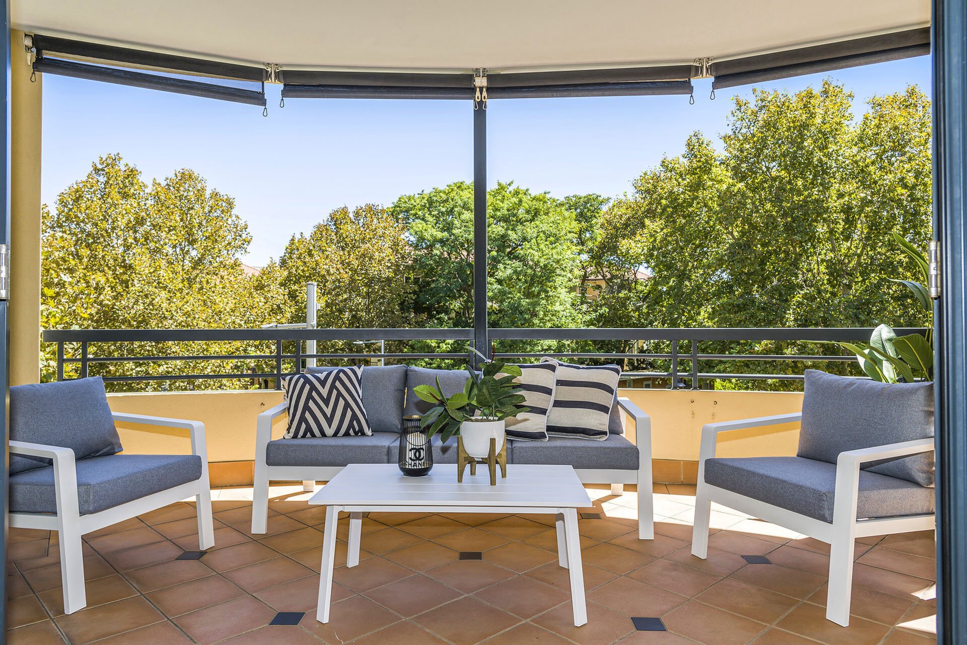 4/50 Trafalgar Road, East Perth Sold by Luxury Real Estate Sales - image 1