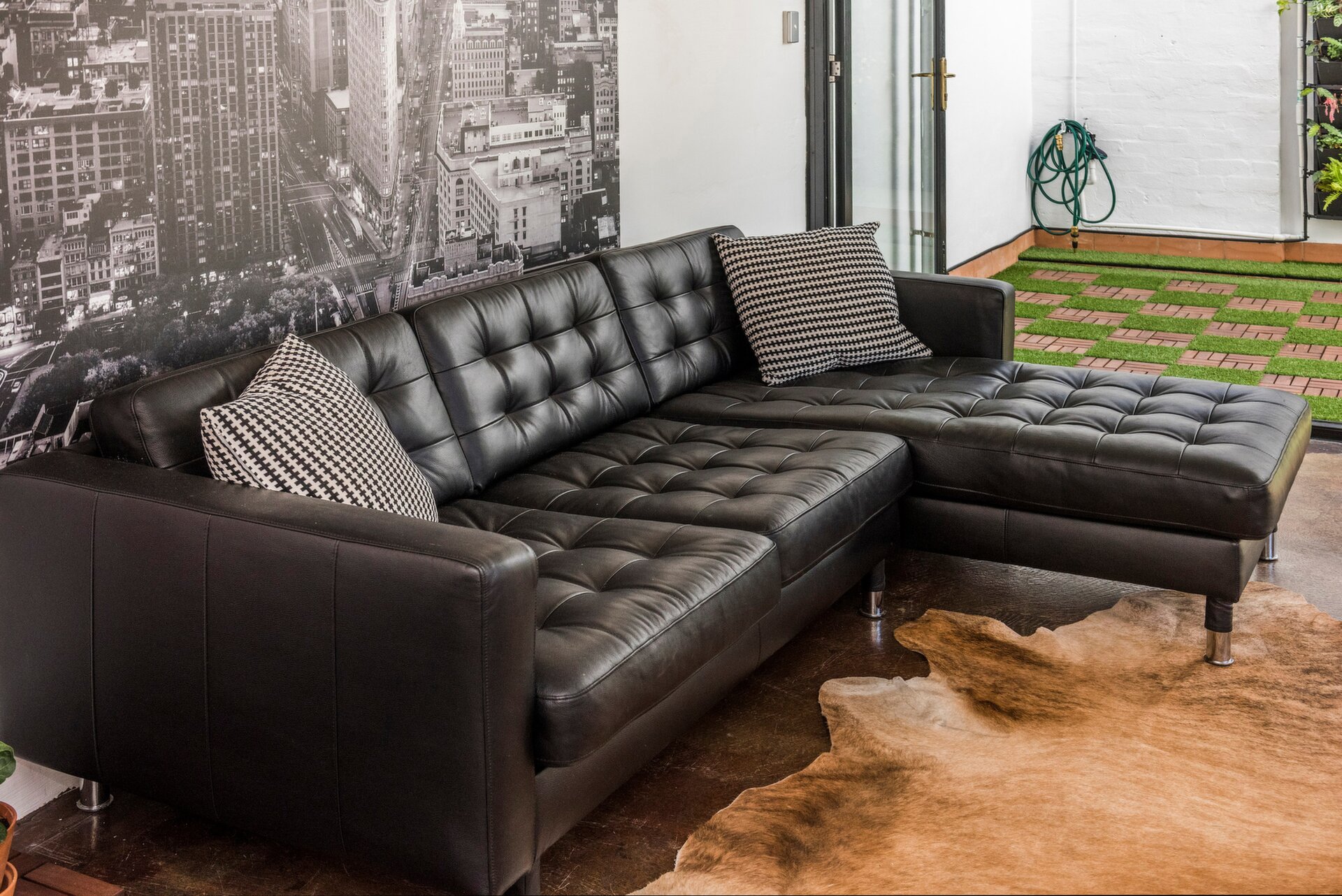 2 Little Saunders Street, East Perth Sold by Luxury Real Estate Sales - image 1